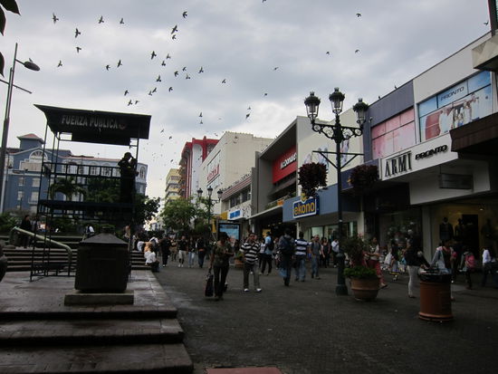 Fußgängerzone mit Polizisten auf Türmchen (links)