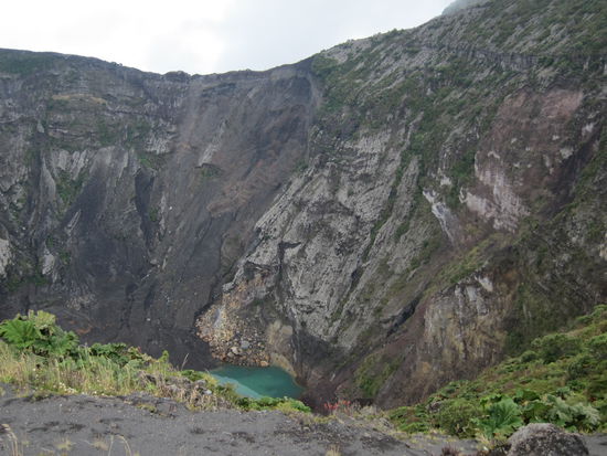 Der Hauptkrater ist 300m tief und hat einen Durchmesser von 1050m