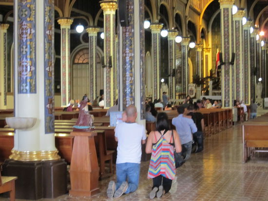Die Kirche ist das wichtigste religiöse Monument des Landes, tausende Costa Ricaner pilgern hier her und viele legen die letzten Meter zum Altar auf den Knien zurück