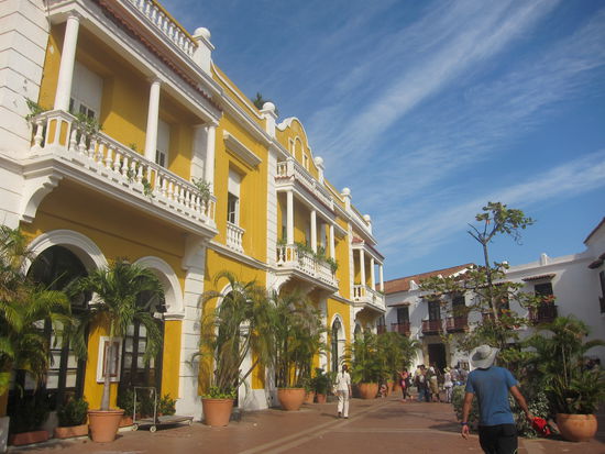In Cartagena kann man noch deutlich den kolonialen Einfluss sehen, vor allem an hübschen bunten Gebäuden wie diesem hier.