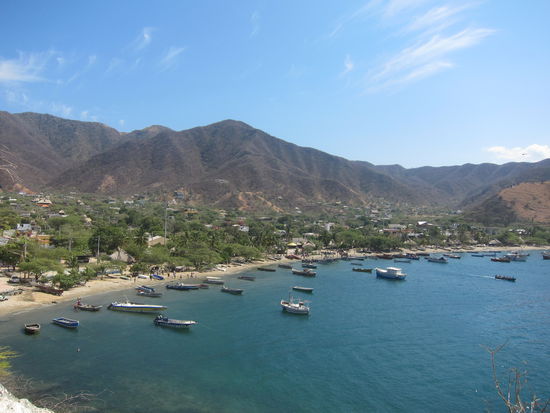 Blick auf Taganga, umgeben von den Bergen der Sierra Nevada de Santa Marta