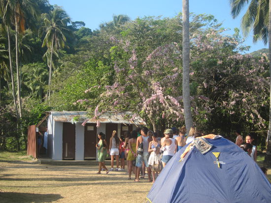 Die idyllische Warteschlange vor dem nicht so idyllischen Klo (vier Stück für den ganzen Campingplatz).