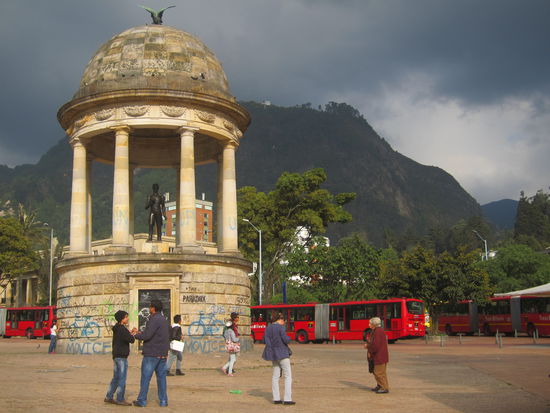 Im Hintergrund sieht man den Berg Monserrate auf den wir mit einer Seilbahn gefahren sind.