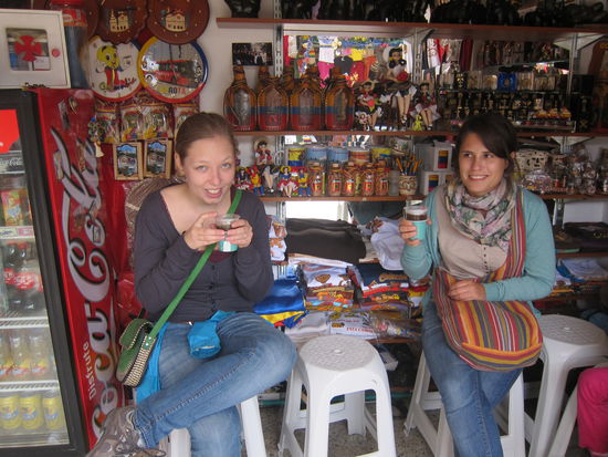 Gegen die Höhenkrankheit hilft der überall erhältliche Tee aus Kokablättern.