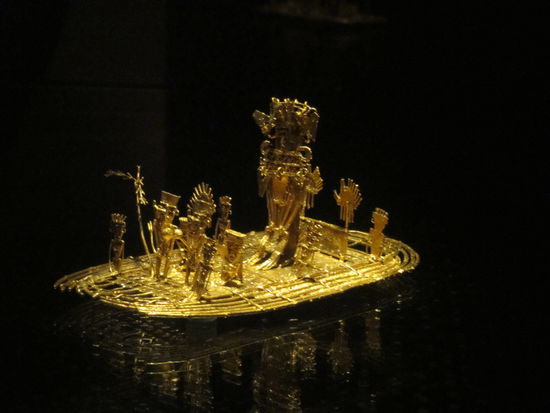 Das kleine detailreiche Floß ist das wichtigste Stück im Museum. Es wurde zwischen dem 12. und 15. Jh. n. Chr. geschaffen.