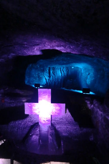Dort findet man für jede Station des Kreuzwegs von Jesus ein großes Steinkreuz.