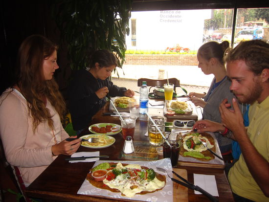 Leckeres Essen mit Sid und Anne im Restaurant: Platanos (Kochbananen) mit Belag. Am letzten Abend haben wir den beiden außerdem deutsche Kultur in Form von Flädle-Suppe gekocht.