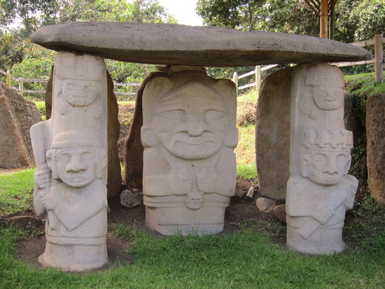 Die uralten Steinfiguren wurden zusammen mit Gräbern gefunden und galten als Schutz für die Toten.