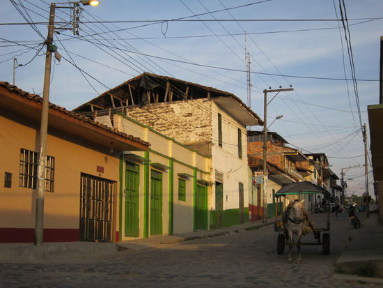 In den Straßen von San Agustín herrscht teilweise noch eine andere Zeit: Pferd statt Auto