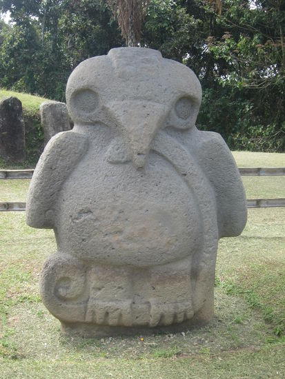 Der lustige Vogel mit Schlange im Schnabel