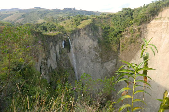Ein Canyon mit Wasserfall
