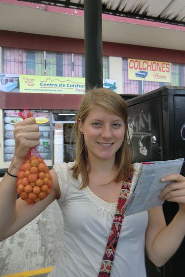 Mit Stadtplan und den Früchten Uchuva oder Physalis bewaffnet geht es weiter auf der Stadterkundung. Den Sack gibt es für 1 US-Dollar (ja die Währung ist mal wieder US-Dollar).