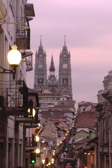 Basílica del Voto Nacional - Die imposante gotische Kathedrale liegt auf einem Hügel, weshalb man sie von überall aus sieht.