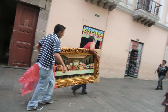 Lustige Geschichte zu diesem Gemälde: Darauf ist das letzte Abendmahl auf ecuadorianisch zu sehen; Jesus und die Jünger essen gebratene Meerschweinchen. 
In der Kirche, in der es angeblich hängen sollte, war es aber nicht zu finden. Später, als wir durch die Stadt liefen, trugen es plötzlich diese Männer durch die Gegend. So ein Zufall! Leider konnten wir keinen genauen Blick darauf erhaschen.