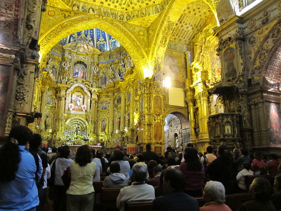 In der Kirche fand gerade ein Gottesdienst statt. Dieser war um einiges lebendinger als in Deutschland üblich: Der Pfarrer singt, während im Hintergrund lautstark eine Anlage die Melodie vorgibt. Er klatscht außerdem und fordert die Leute zum mitmachen auf. Vorne tanzen sogar einige. Es war wie auf einem Konzert 