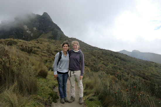 Links im Hintergrund sieht man einen der beiden Gipfel des Pinchincha, den Rucu Pinchincha auf dem wir am Ende sein werden.