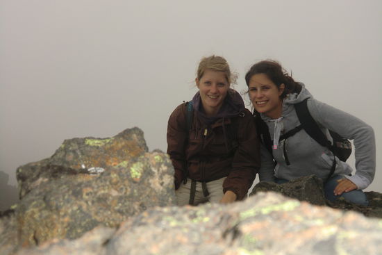 Endlich geschafft! Die Aussicht konnten wir leider nicht geniessen und wir haben auch den Vulkankrater auf dem wir uns befinden nicht erkennen können, aber waren trotzdem glücklich auf dem Gipfel!