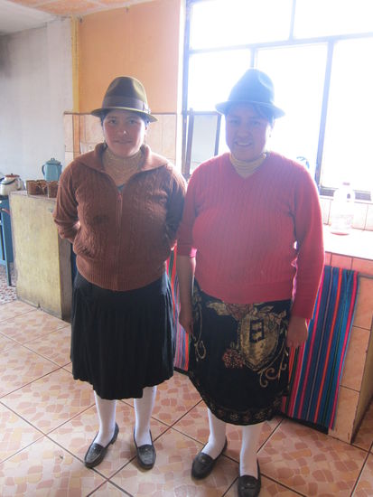 Die Besitzerinnen unseres Hostels in der für Ecuador traditionellen Kleidung von vorne...