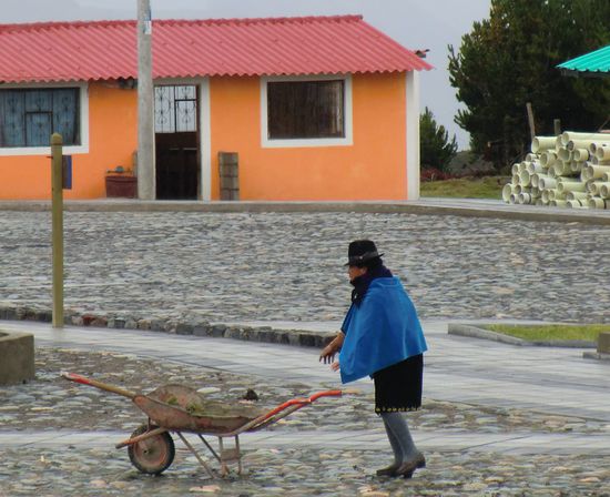 Erstaunlich ist, dass die Frauen die Tracht mit Rock und Lackschuhen tagtäglich tragen, auch bei harter Arbeit auf dem Dorfplatz.