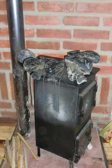 Im Hostel gab es keine Heizung, aber einen kleinen Ofen in unserem Zimmer, der vor dem ins Bett gehen für uns angefeuert wurde. Zusätzlich mussten wir unter 4 Wolldecken schlafen, um nicht zu erfrieren. Das Dorf ist noch ziemlich altmodisch. Es gibt auch kein fließendes Wasser aufgrund von fehlenden Wasserleitungen, weshalb die Dorfbewohner einerseits das Regenwasser auffangen und zusätzlich Wasser von Tanklastern geliefert bekommen.