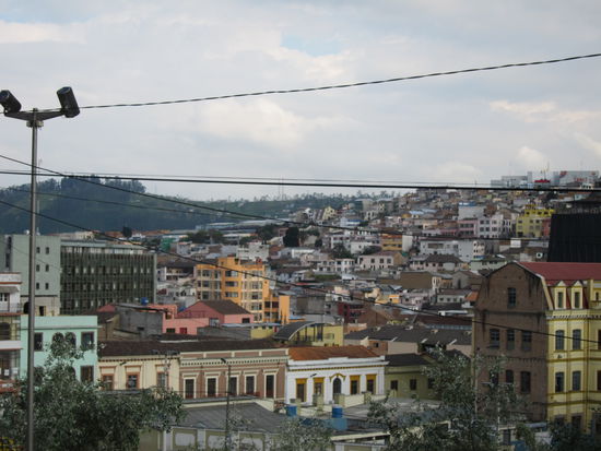Bunte Häuser in Quito am Berghang.