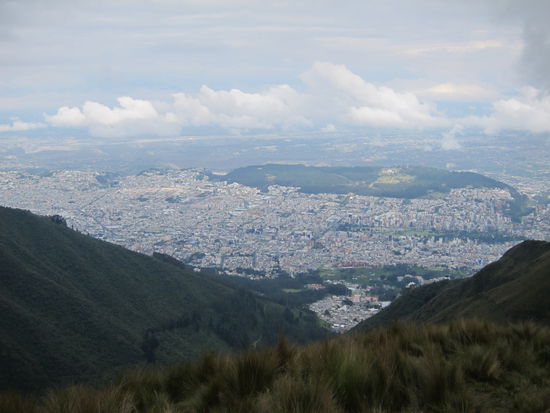Quito von oben - nach links und rechts zieht sich die Stadt kilometerweit entlang