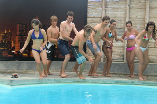 An Karneval wurden im Hostel Spiele veranstaltet: hier müssen Pokerchips aus dem Pool gesammelt werden. Leider konnten wir keine Preise abstauben.