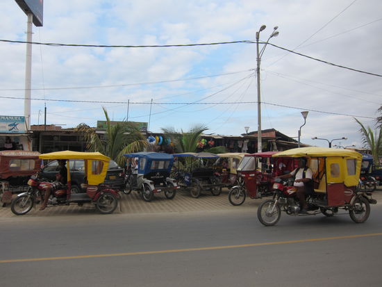 Die Straßen von Máncora sind mit TukTuks (Motortaxis) gefüllt.