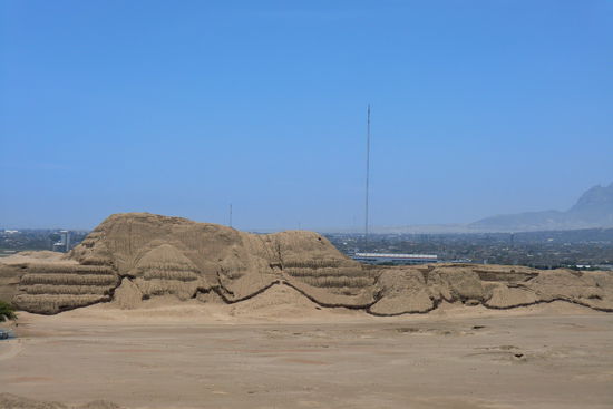 Der Huaca del Sol (Sonnentempel) ist Perus größtes präkolumbisches Bauwerk. Der Mochetempel wurde ursprünglich aus 140 Millionen Lehmziegeln erbaut.