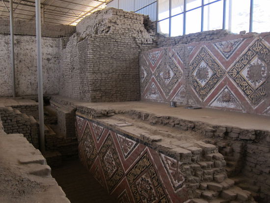 Der Huaca de la Luna (Mondtempel) liegt direkt gegenüber und kann auch von Innen besichtigt werden. Der Brauch der Moche war es, alte Tempel immer wieder zu erweitern und zu vergrößern, weshalb hier 7 verschiedene Mauerschichten ausgeraben wurden.