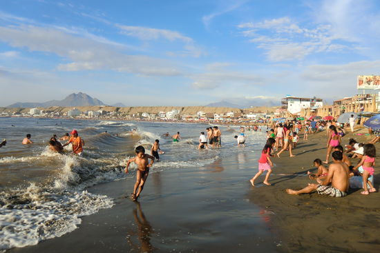 Am Ende des Tages ging es nach Huanchaco (kleiner Ort neben Trujillo). Die Peruaner scheinen den Strand sehr zu mögen 