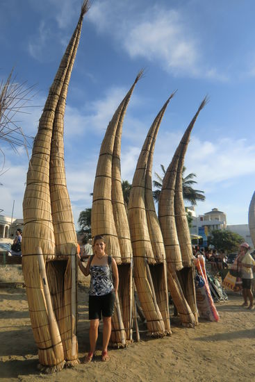Hier werden von Fischern noch immer traditionelle Totora-Boote aus Schilf verwendet. Diese sitzen dann aber nicht in dem Loch, sondern oben auf dem Boot und benutzen den Staurum für den gefangenen Fisch.