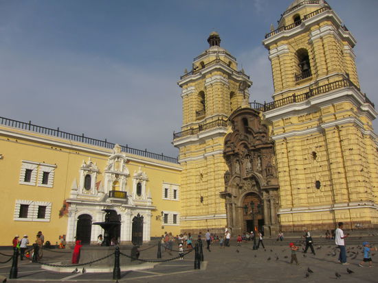 Monasterio de San Francisco: Innen gibt es eine bedeutende Bibliothek mit uralten Büchern und ein riesiges Gemälde vom letzten Abendmahl zu begutachten. Und es ist tatsächlich die gängige Vorstellung, dass Jesus und seine Jünger Meerschweinchen auf dem Teller hatten. Außerdem konnten wir die Überreste von tausenden Toten in den Katakomben anschauen.