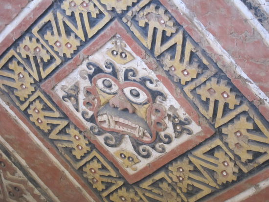 Der höchste Gott der Moche ist auf fast allen Fliesen an den Wänden abgebildet. Er wird mit verschiedenen Tiersymbolen dargestellt: Oktopus, Rochen und Vogel.
