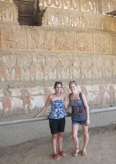 An der Vorderseite des Tempels kann man an einer hohen Wand die verschiedenen Bauphasen erkennen.