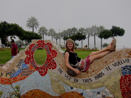 Ein interessantes Phänomen: Je näher man an die Küste in Lima läuft, desto nebliger wird es, obwohl im Zentrum strahlend blauer Himmel ist. Der Park an der Küste ist sehr schön gemacht, das Meer konnten wir aber nicht sehen.