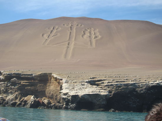 Der Candelabro de Paracas (der Kerzenleuchter von Paracas) wurde vermutlich von der in der Gegend lebenden Paracas-Kultur geschaffen. Da in der Nähe auch die berühmten Nazca Linien liegen, wurde lange ein Zusammenhang vermutet. Die Linien in Paracas sind aber bedeutend jünger und dienten Seefahrern als Navigationshilfe.