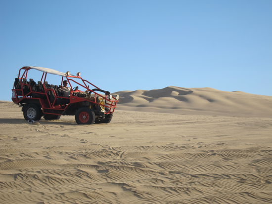 Mit einem Strand-Buggy ging es hoch auf die Sanddünen und wir wurden est mal kräftig durchgeschüttelt. War besser als jede Achterbahnfahrt, vor allem weil wir nicht erwartet hatten, dass der Fahrer da so eine wilde Fahrt draus macht.