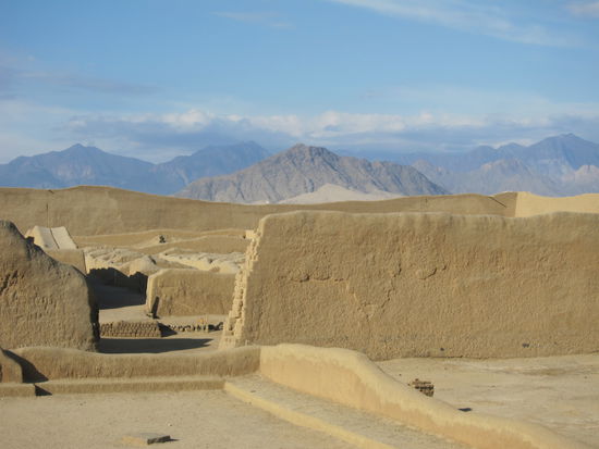 Chan Chan war einst die größte präkolumbische Stadt in Amerika und die größte Lehmziegelstadt der Welt. Sie wurde um 1300 n. Chr. von den Chimú erbaut und bestand aus 10000 Gebäuden. Es ist nur ein winziger Teil davon hergerichtet und zugänglich. Im Hintegrund beginnen die Anden.