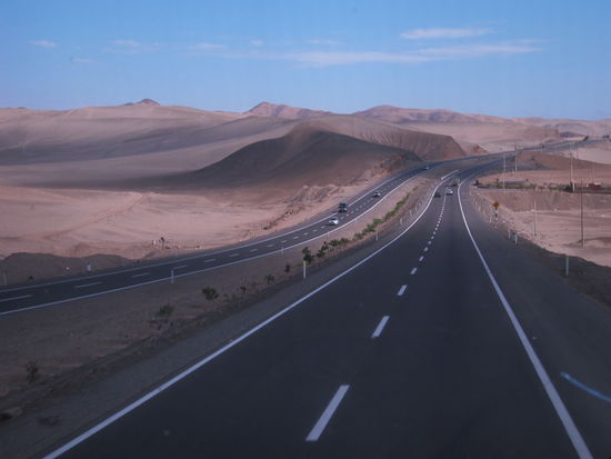 Geniale Aussicht vom 2. Stock unseres Busses auf die Wüstenstraße.