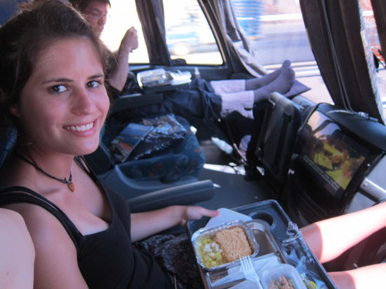 Und dann hieß es wieder: ab in den Bus! Die Busse hier sind auszuhalten, man kann relativ gut schlafen, bekommt manchmal sogar richtiges Essen oder Snacks und es gibt Entertainment meist in Form von schlechten Actionfilmen (was wir sehr fraglich finden, da immer kleine Kinder an Bord sind). Teilweise ist Busfahren hier wie Fliegen: Einchecken, Sicherheitskontrolle, einmal mussten wir sogar unsere Fingerabdrücke geben. Viel Show um das bisschen Busfahren.