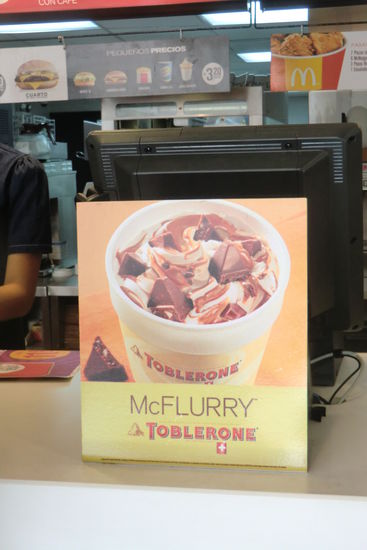 Normalerweise vermissen wir deutsches Essen, das es hier nicht gibt (gutes Brot), aber im McDonalds haben wir endlich etwas tolles entdeckt, das es bei uns nicht gibt: Toblerone Eis 