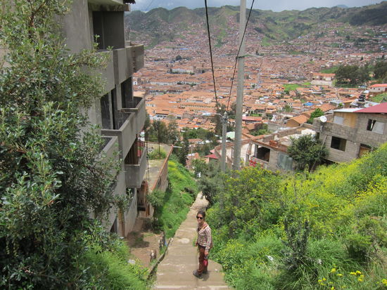 Die Stadt liegt in einem Talkessel und ist von Bergen umrundet