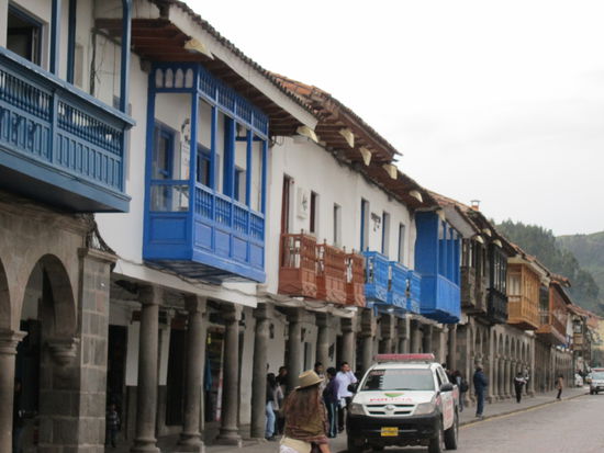 Balkone und Säulengänge am Plaza de Armas aus der Kolonialzeit