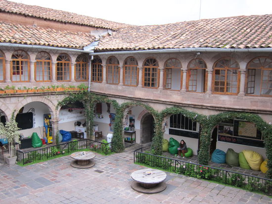 Unser gemütliches Hostel mit den besten Duschen seit Langem! Vielleicht sind wir auch deshalb in Cusco hängen geblieben...
Suchbild: Wo ist Miri?