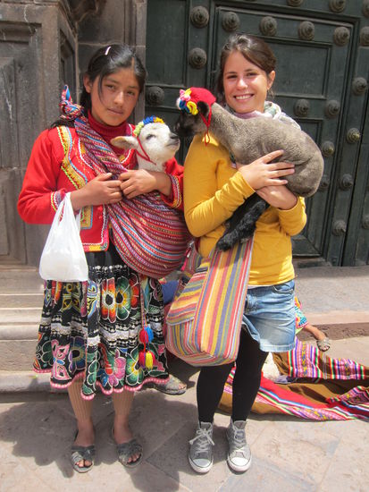 In der Stadt warten die traditionell gekleideten Frauen nur darauf, dass man gegen wenig Geld ein Foto mit ihnen und ihren Lämmern macht. Bei uns haben sie da natürlich ins Schwarze getroffen 