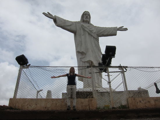 Auf den Hügel von Cusco thront neben Inkaruinen eine große Jesusstatue.
