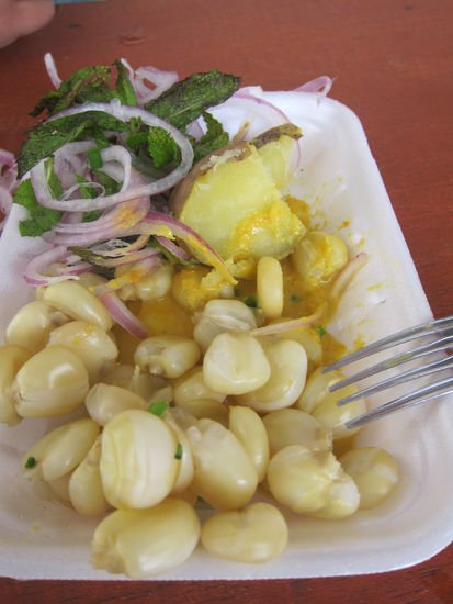 Falls ihr euch für unsere Ernährung interessiert: für Vegetarier ist es hier in Restaurants etwas eintönig. Entweder es gibt Omlette mit Reis und Pommes oder Spaghetti mit Tomatensoße, als Vorspeise auch mal eine Maggifix-Päckchensuppe.
Aber wenn wir selber kochen können, gibts eine breite Palette an Gemüsesorten, so wie dieser Mais, der viel größer ist als bei uns und auch anders schmeckt.