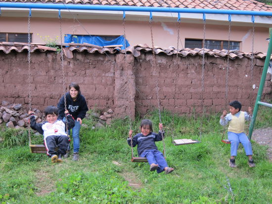 In der Betreuung gibt es ein kleines Haus, das bald als Englischschule dienen soll und einen Spielplatz, wahrscheinlich der einzige im Dorf. Das mittlere Kind auf der Schaukel haben wir die ganze Zeit für ein Mädchen gehalten, bis uns jemand erklärt hat, dass viele Jungs bis zur Kommunion lange (geflochtene) Haare haben, weil dies ihnen Glück und Geschenke bringen soll.