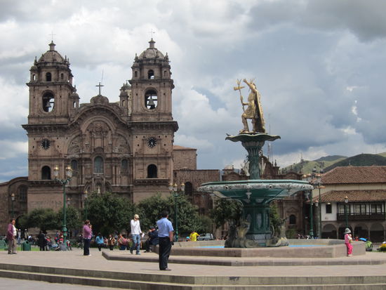 Nach der spanischen Eroberung im Jahr 1533 wurden in Cusco Inkatempel und Paläste abgerießen und aus den Steinen Kathedralen gebaut.